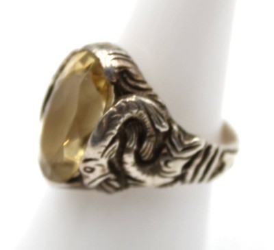 Auktion 376<br>925er Silber-Ring, reliefiert, wohl Citrin, älter, Tragespuren, zus. ca. 7,6gr., RG 59 [1]