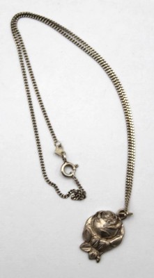 Auktion 376<br>versilberter Rosenanhänger an Silberkette, ca. L-36cm Anh. L-2cm [1]