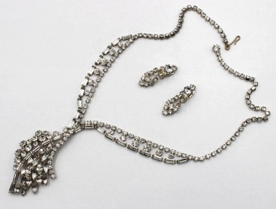 Auktion 376<br>Strass-Set, älter, Collier und Ohrclips, ca. L-44cm u. L-2,5cm [1]