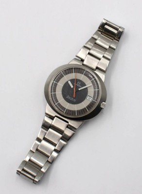 Auktion 376<br>Omega Genève Dynamic, 60/70er Jahre, ovales Gehäuse und „Bullseye“-Zifferblatt, Werk läuft, Stellschraube schwergängig. Tragespuren, ca. 3,5 x 4cm [1]
