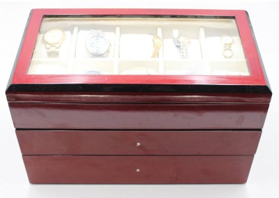 Auktion 376<br>Uhrenkasten mit 9x div. Armbanduhren (Defekt oder ungeprüft=) sowie etwas Zubehör, Kasten mit straken Alters-u- Gebrauchsspuren, ca. H-22cm B-36cm T-20cm [1]
