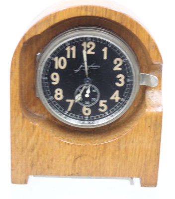 Auktion 376<br>historische deutsche Militär-Betriebs- oder Funkraumuhr, Junghans, wohl Typ Fl. 2559 oder ähnliches Modell, in Holzgehäuse, Werk läuft, ca. H-13cm D-10,5cm [1]
