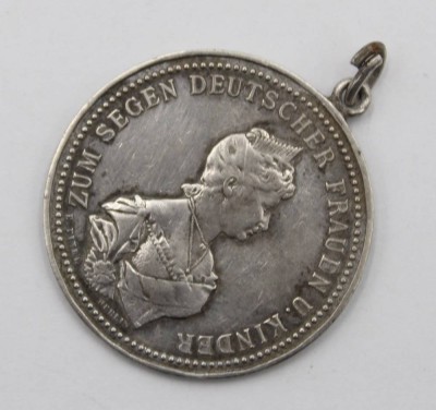 Auktion 376<br>historisches Dienst- und Mitgliedsabzeichen der Vereinigung Deutscher Hebammen (VDH), versilbert, ca. D-3,3cm [1]