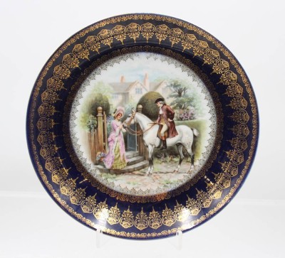 Auktion 376<br>dekorativer Porzellanteller, kobaltblauer Fond, historischen Genreszene, blaue Bienenkorbmarke, älter, D-21,5cm [1]