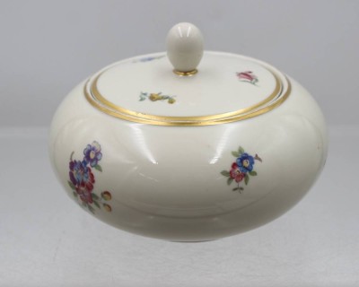 Auktion 376<br>Porzellan-Bonboniere, Fürstenberg, florales Dekor, älter, ca. H-10cm D-14cm [1]