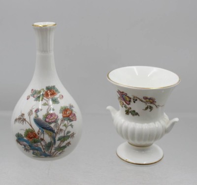 Auktion 376<br>2x div. kl. Vasen, Wedgwood, florale Dekorem ca. H-13 u. 9cm [1]