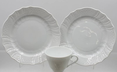 Auktion 376<br>2x Kuchenteller sowie eine Tasse, Hutschenreuther Dresden Weiß, Tasse ca. H-6,5cmm Teller D-19cm [1]