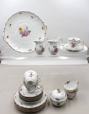 Auktion 376<br>Kaffeeservice für 6 Personen, Hutschenreuther, Form Dresden, florales Dekor, Kaffeekanne fehlt, Zuckerdose H-10cm [1]