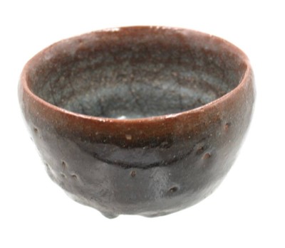 Auktion 376<br>wohl traditionelle japanische Raku-Teeschale (Chawan), Laufglasur, ca. H-7,5cm D-12,5cm [1]