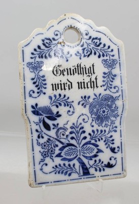 Auktion 376<br>Frühstücksbrett um 1900, Spruch, Zwiebelmuster, Altersspuren, ca. 22 x 14,5cm [1]