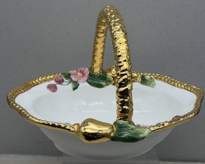 Auktion 376<br>gr. Henkelschale, handbemalt und Goldstaffage,  H-20 cm, 31x30 cm, Italien [1]