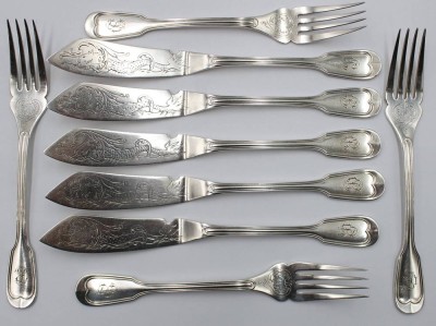 Auktion 376<br>Rest-Fischbesteck, Christoffle Paris, versilbert, je Ziermonogramm, 4 Gabeln u. 5 Messer, ca. L-20cm [1]