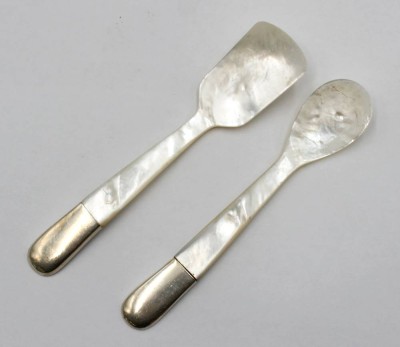 Auktion 376<br>Eislöffel und Eierlöffel, Perlmutt, je mit 925er Silber-Montur, älter, L-13cm [1]