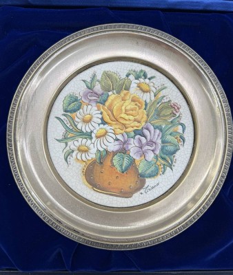 Auktion 376<br>handgemalter Keramik Wandteller mit massiven breiten Silberrand-925-, signiert, 1973 in Kasten D-19,5 cm, zus. 462 gramm!! [1]