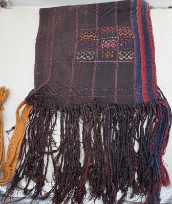 Auktion 376<br>Tragetuch bzw. Kindertrage Tasche mit Fransen,  ca. 46x46 cm, (ohne Fransen) Yorük-Nomaden, Ostanatolien [1]