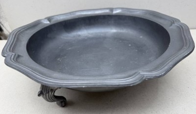 Auktion 376<br>gr. Zinnschale auf drei Füsschen, Engelmarke, H-10 cm, D-32 cm [1]