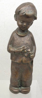 Auktion 376<br>Jungenfigur mit Blume, Achatit, H-30 cm [1]