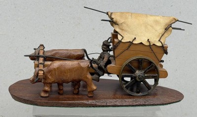 Auktion 376<br>Holzschnitzerei, Planwagen mit Ochsengespann, gekauft Buenos Aires 1961, H-11 cm, L-22 cm [1]