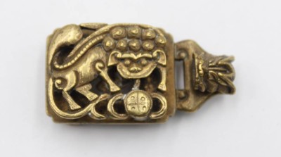 Auktion 376<br>asiatische Gürtelschließe, Bronze, älter, ca. 2,5 x 5cm [1]