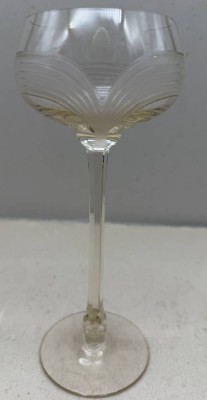 Auktion 376<br>Stängelglas mit mattierten Wellenschliff, Theresienthal um 1902, H-20 cm [1]