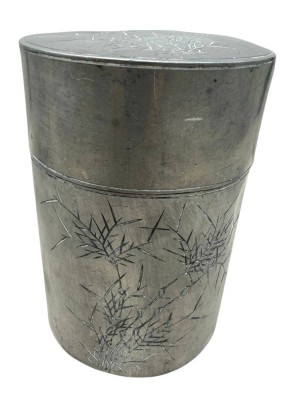 Auktion 376<br>antike chines. Teedose aus Zinn, Swatow,   mit Bambusdekor, Gebrauchsspuren, Dellen, H- H-18 cm, D-12 cm [1]