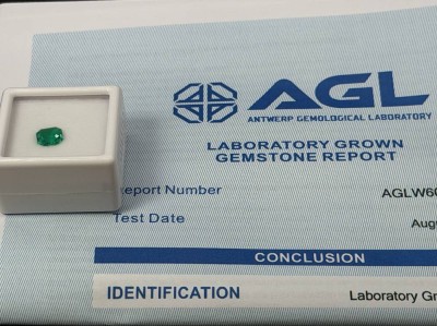 Auktion 376<br>Labor erstellter grüner Smaragd mit Zertifikat, o,86 Karat, [1]