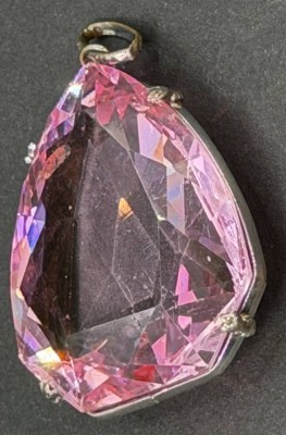 Auktion 376<br>grosser Anhänger mit altrosa Stein, wohl versilberte Montur? , ca. 3,5x2,5 cm, 16 gr. [1]