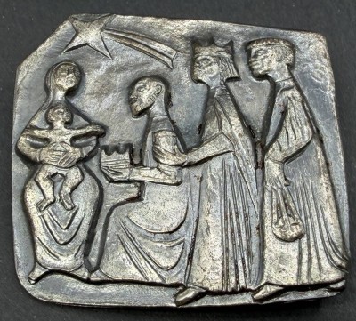 Auktion 376<br>grosse Silber-Brosche-925-, Bildhauerarbeit, Anbetung der Hl. 3 Könige, ca. 4,5x4,8 cm, 21,26 gr [1]