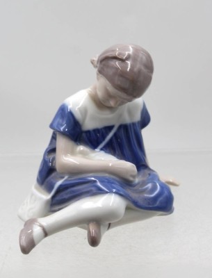 Auktion 376<br>Mädchen mit Puppe, Modellnr.1526, Bing & Grøndahl, Entw. Ingeborg Plockross-Irminger, ca. H-9cm [1]