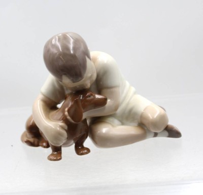 Auktion 376<br>Wahre Freundschaft, Jungen, der einen braunen Dackel umarmt,  Modellnr. 1951, Bing & Gröndahl, ca. H-9cm [1]