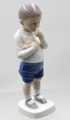 Auktion 376<br>stehender Jungen, Modellnr. 1696,  Entw. Ingeborg Plockross-Irminger, Bing & Grøndahl, ca. H-18cm [1]