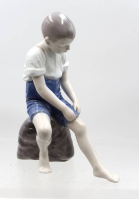 Auktion 376<br>Junge auf Stein, Bing & Grøndahl, Modellnr. 1757, ca. H-20cm [1]