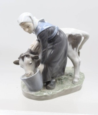 Auktion 376<br>Magd mit Kalb, Royal Copenhagen, Entw. Thomsen, Modellnr. 779, ca. H-16cm B-18cm [1]