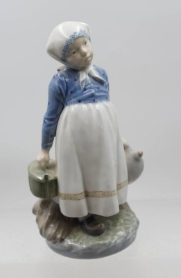 Auktion 376<br>Magd mit Essensträger, Royal Copenhagen, Modellnr. 815, Entw. C. Thomsen, ca. H-22cm [1]