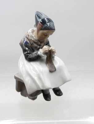Auktion 376<br>Amager-Mädchen, Royal Copenhagen, Modellnr. 1314, Entw: Lotte Benter, ca. H-15cm [1]
