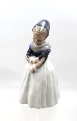 Auktion 376<br>stehendes Amager-Mädchen, Modell-Nr. 1251, Entw. Lotte Benter,  Royal Copenhagen, ca. H-20cm [1]