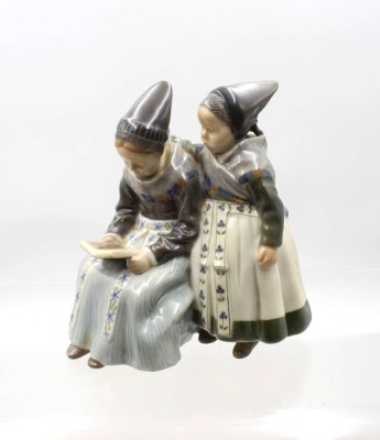 Auktion 376<br>2 Amager-Mädchen, Royal Copenhagen, Modellnr. 1395, Entw: Lotte Benter, ca. H-16,5cm [1]