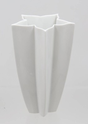 Auktion 376<br>Vase, Hutschnreuther, Weißporzellan, Entw. H.Fuchs, ca. H-17,5cm [1]