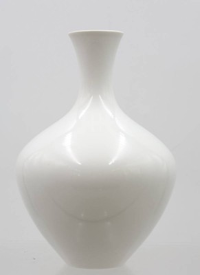 Auktion 376<br>KPM Berlin Vase, weiß, Entw. Hubert Griemer 1953. ca. H-20cm [1]