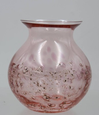 Auktion 376<br>bauchige Kunstglasvase aus rosa- und lachsfarbenem Glas , Luftblasen, ca. H-12,5cm [1]