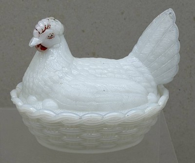 Auktion 376<br>kl. Pressglas Deckeldose, Henne. Reste alter Bemalung, H-11 cm, L-12,5 cm [1]