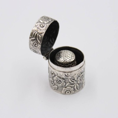 Auktion 376<br>antiken Fingerhuthalter mit Fingerhut, Silber, florales Relief, 17,6gr., ca. H-2,6cm [1]