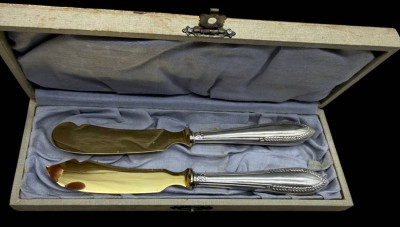 Auktion 376<br>Butter- und Käsemesser in Etui, Griffe Silber-800-, Klingen vergoldet, [1]