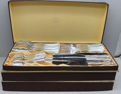 Auktion 376<br>3 Kästen versilbertes Besteck,  72 Teile, komplett für 18 Personen, Martin, 90-er Auflage,Chippendale,  guter Zustand, ca. 4,7 kg [1]