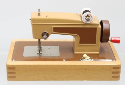 Auktion 376<br>Kindernähmaschine, Regina, älter, Funktion nicht geprüft, ca. H-13,5cm B-24cm T-13,5cm [1]