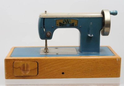 Auktion 376<br>vintage Kindernähmaschine, Regina, mit einem Holzsockel, ca. H-16,5cm B-29,5cm T-13cm [1]