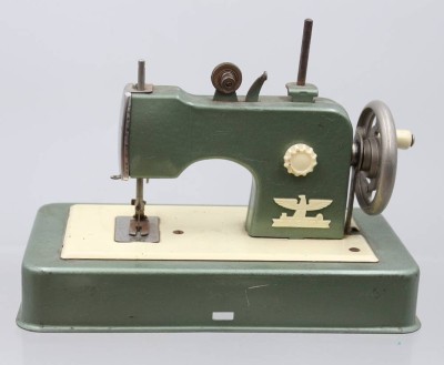 Auktion 376<br>grüne Casige-Kindernähmaschine, Altersspuren, ca. H-16,5cm B-23cm T-12cm [1]