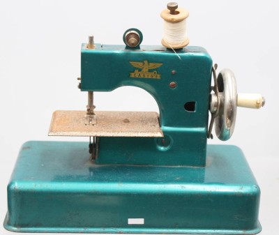 Auktion 376<br>grüne Casige-Kindernähmaschine, Altersspuren, ca. H-16,5cm B-20cm T-10cm [1]