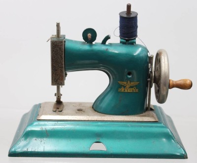 Auktion 376<br>grüne Casige-Kindernähmaschine, Altersspuren, ca. H-16,5cm B-20cm T-11,3cm [1]