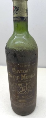 Auktion 376<br>Flasche Château Grand Moulin, Rotwein Appellation Haut-Médoc in Bordeaux ,1981. Verdunstungsverlust ( [1]